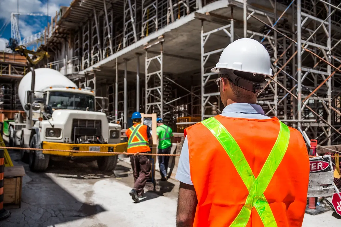Impozit majorat cu 100% pentru construcțiile fără autorizație. Ce trebuie să știe proprietarii cu balcoane închise