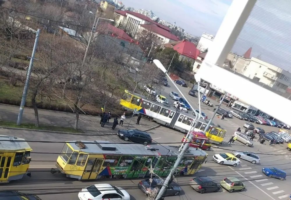 Șoferul care a intrat cu BMW-ul în tramvai, la Ploiești, avea permisul suspendat 