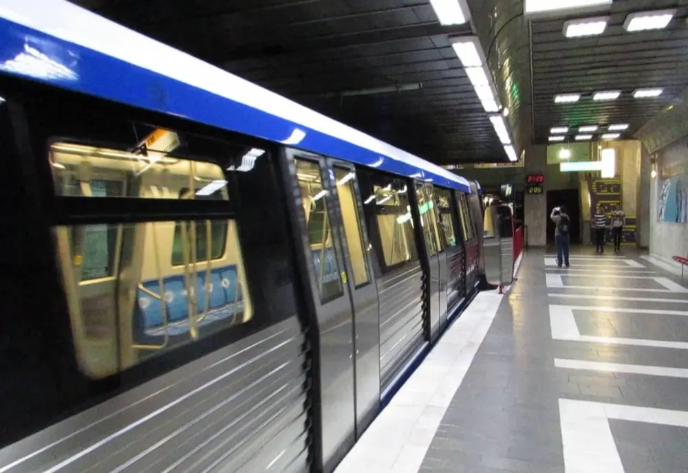 Tânăr recalcitrant, imoblizat de agenții de pază de la metrou pentru că nu purta masca de protecție