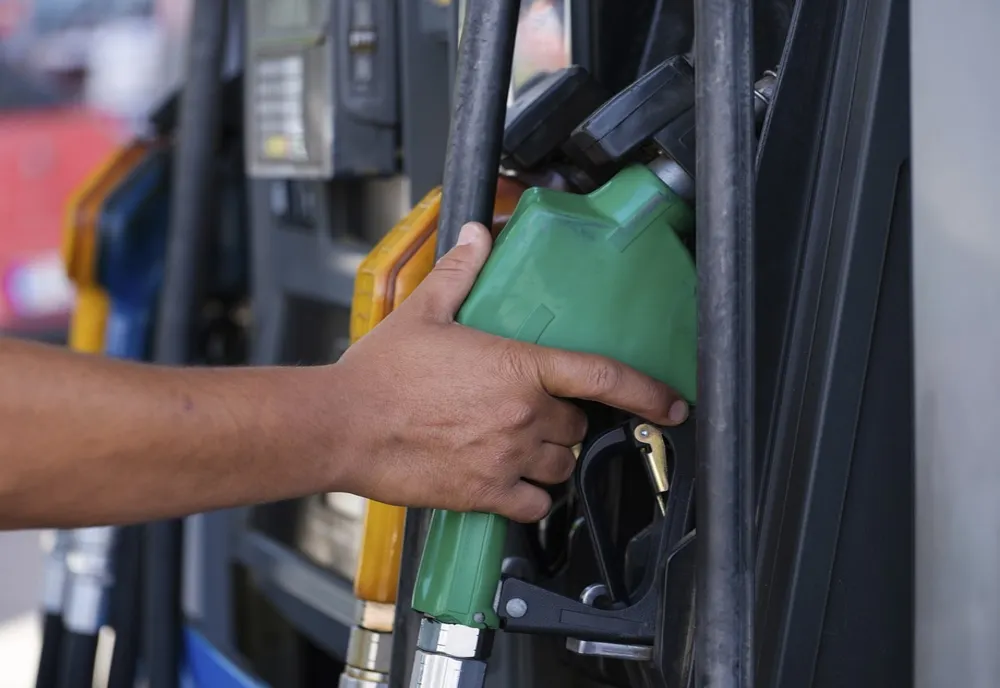 Carburanții s-au scumpit din nou! Compensarea de 50 de bani, valabilă doar două luni