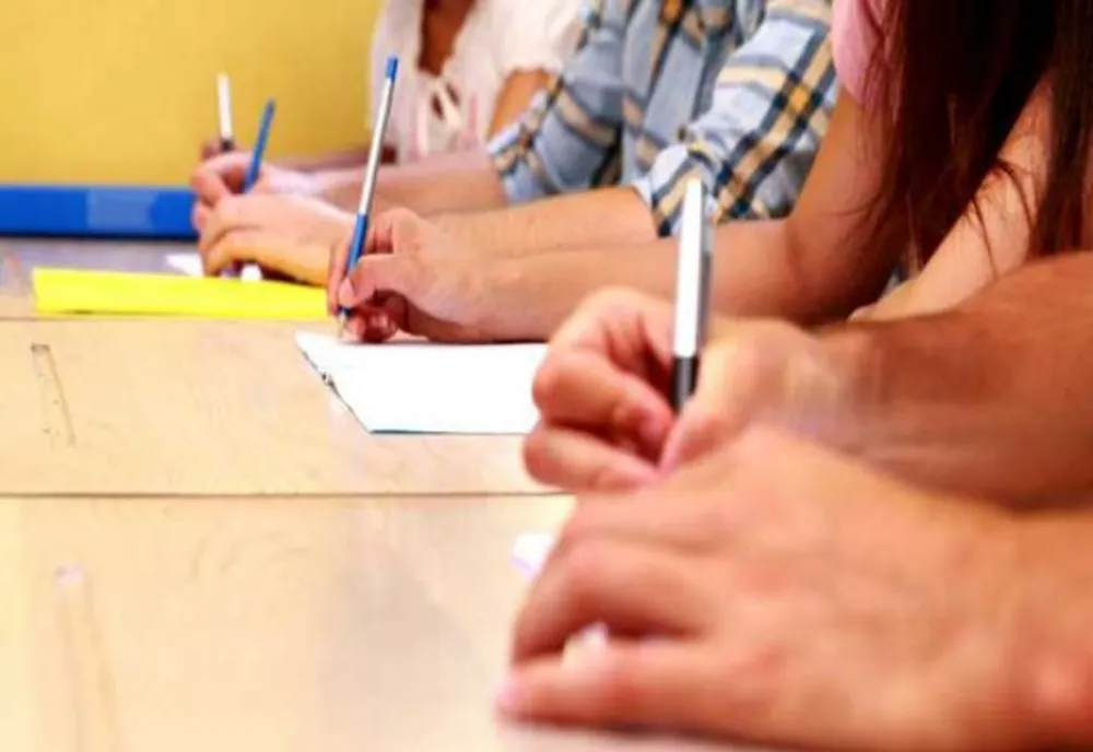 Legea lui Ilie Bolojan a blocat titularizarea: 40.000 de profesori se luptă pentru posturile din Educație