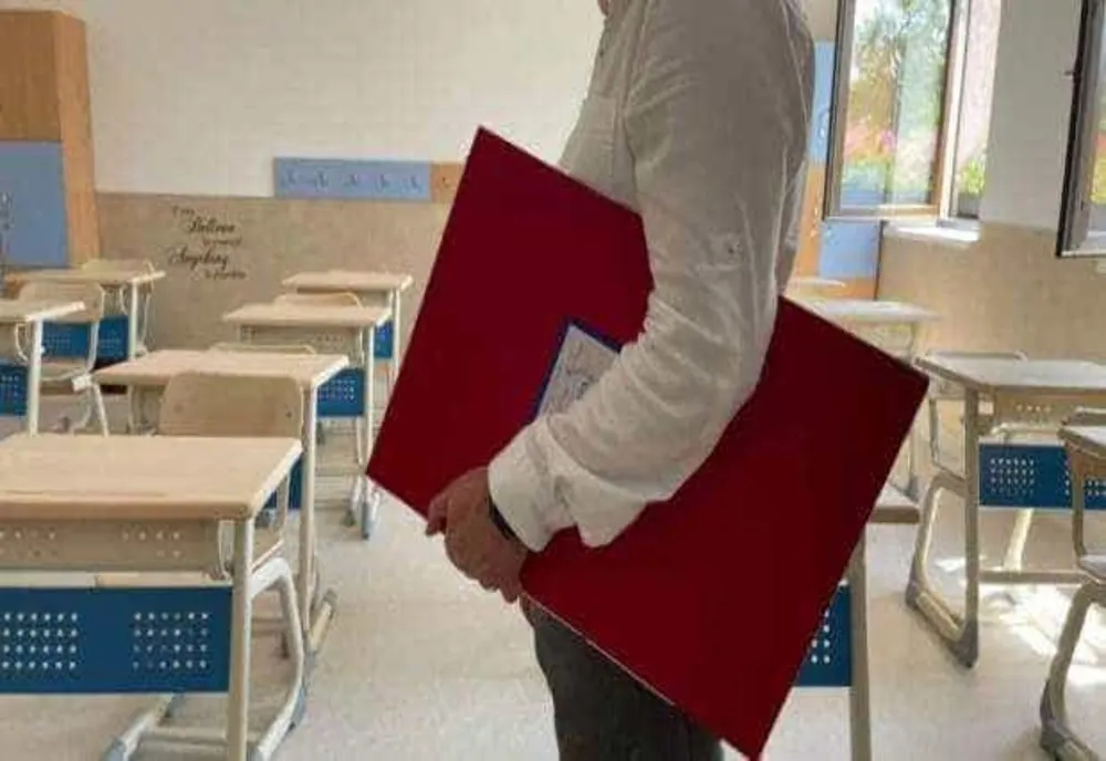 MINISTERUL EDUCAŢIEI: "SALARIILE PROFESORILOR NU AU FOST REDUSE"