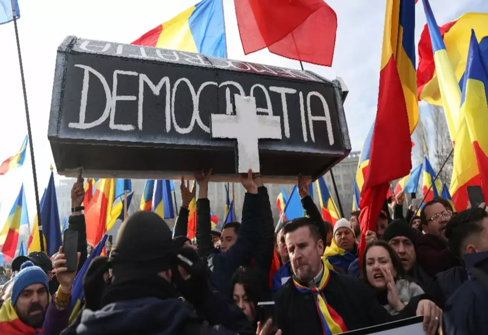 A început protestul românilor care s-au săturat să fie umiliți. Realitatea PLUS, televiziunea poporului, alături de cetățeni. Mii de oameni sunt în stradă: "Să vă fie frică, poporul se ridică!" 