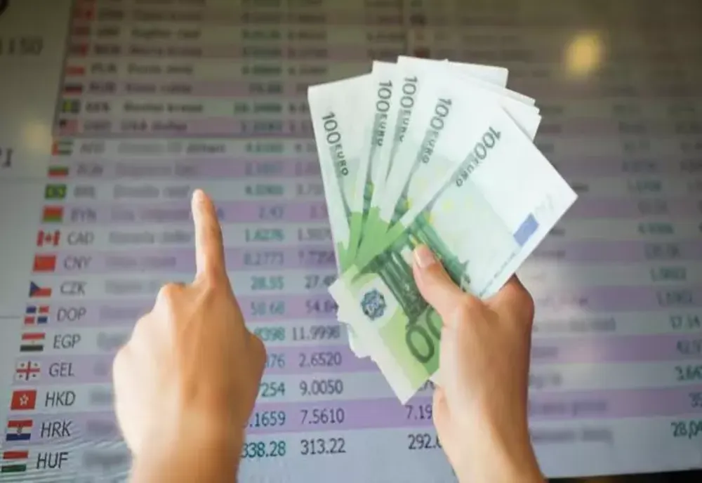 Leul își revine ușor după deprecierea record în fața euro și dolarului