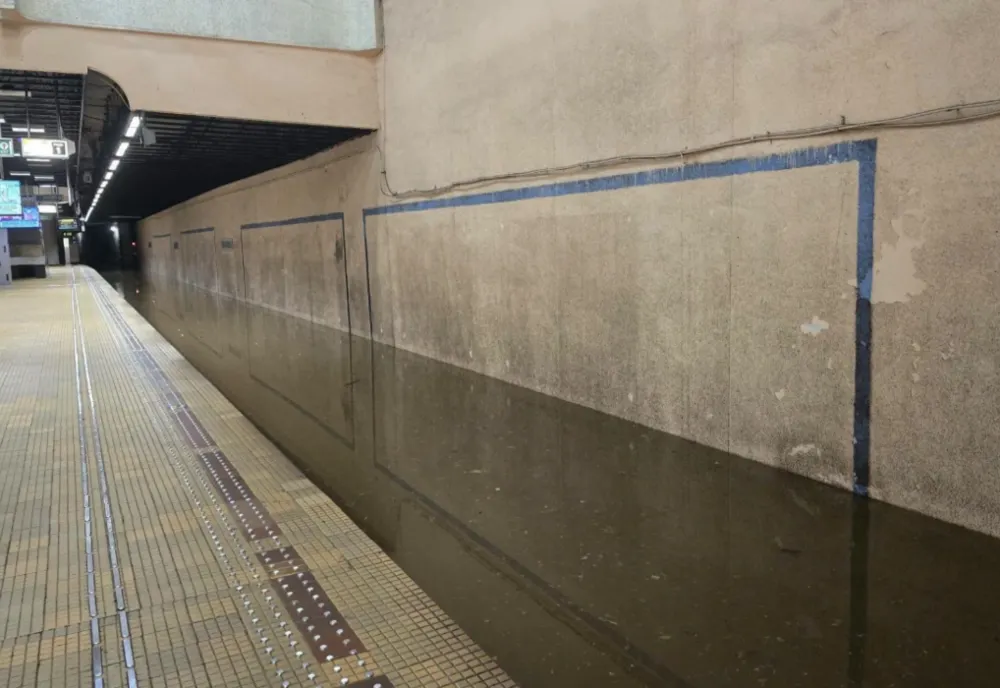 Staţia de metrou Piaţa Victoriei 2, închisă temporar după ce a fost inundată