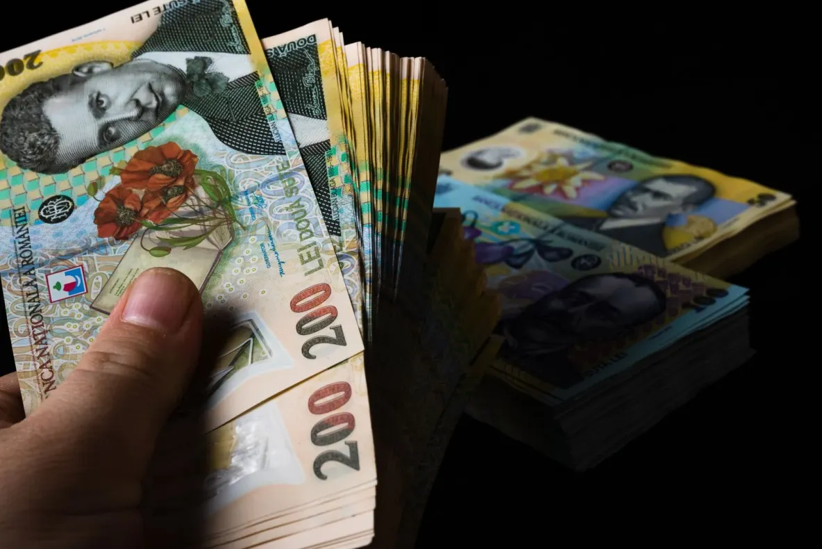 Pensiile și salariile ar putea fi înghețate pentru al treilea an. Decizii cu impact social major, pe masa viitorului Guvern