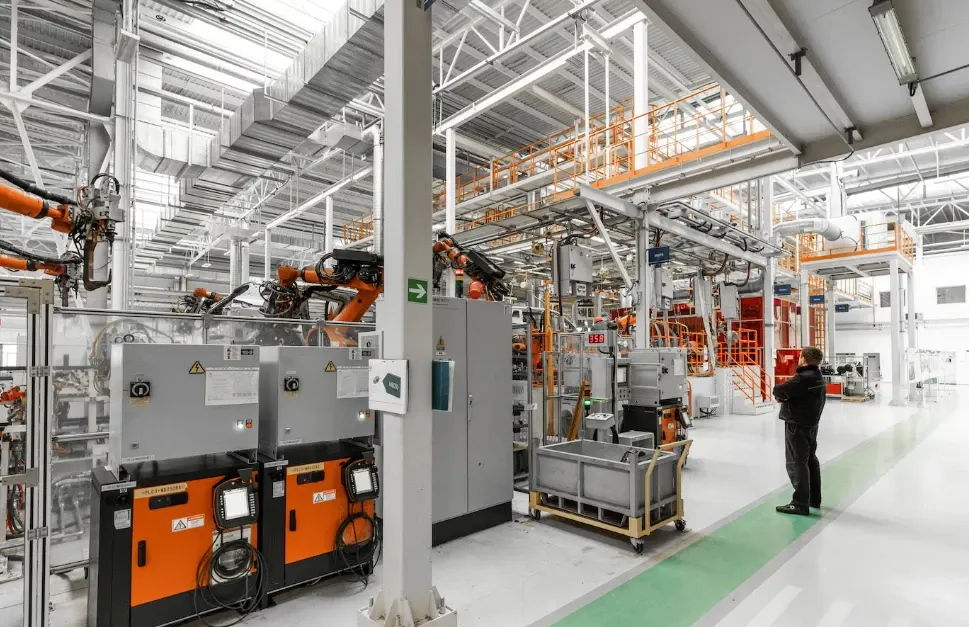 INS: Producţia industrială a scăzut cu 3,3%, în primul semestru din 2026