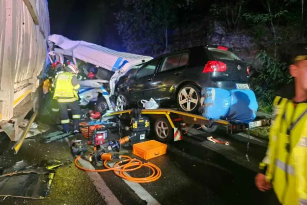 Trafic blocat pe Valea Oltului, după un accident mortal. O autoutilitară a intrat în coliziune cu un TIR. Planul Roșu, activat – FOTO