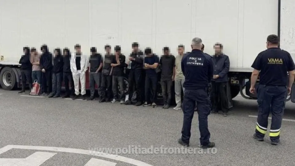 15 migranți, descoperiți într-un TIR la Calafat