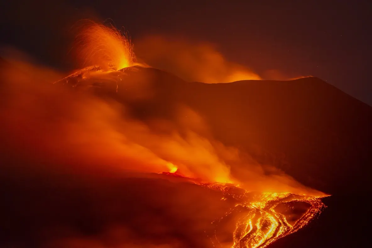 Italia: Zboruri anulate în Sicilia din cauza erupţiei vulcanului Etna