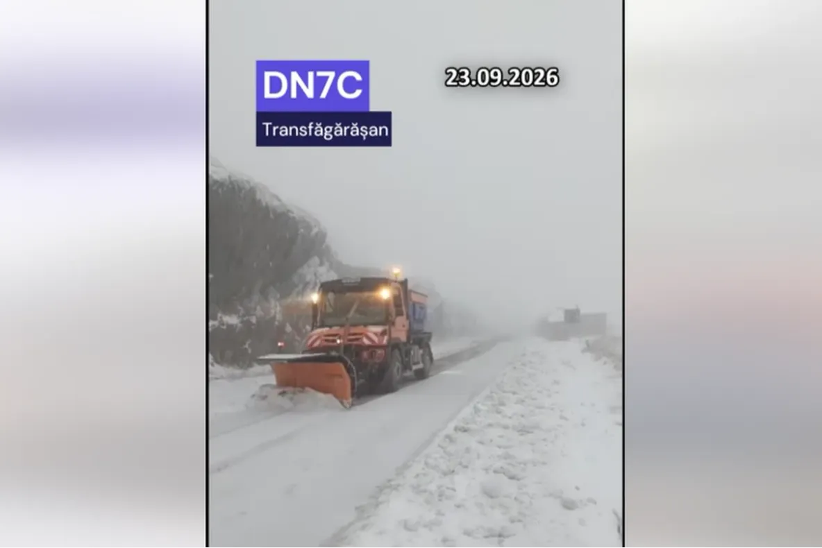 Ninge abundent pe Transfăgărășan. Drumarii intervin cu utilaje de deszăpezire, iar șoferii sunt avertizați