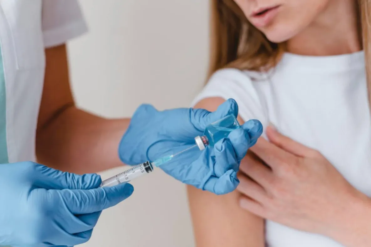 Gripa nu este o simplă răceală. Medicii recomandă vaccinarea înainte de apariția sezonului gripal