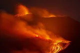 Italia: Zboruri anulate în Sicilia din cauza erupţiei vulcanului Etna