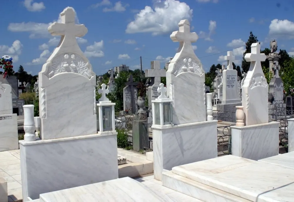 Petrecere cu lăutari într-un cimitir din Gorj! Filmările cu dedicații și manele i-au surprins pe internauți