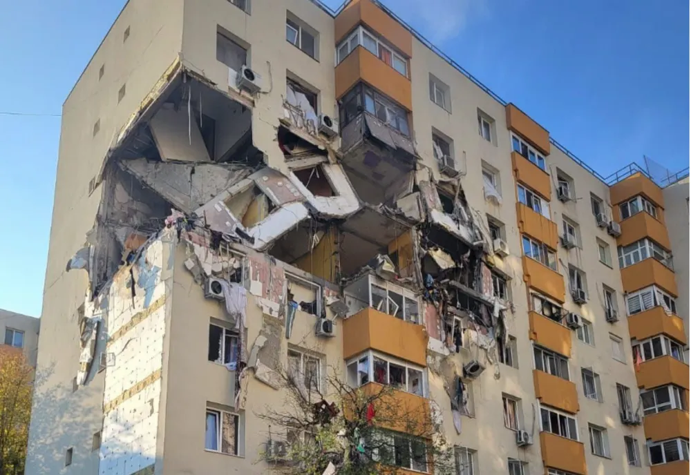 Nouă luni de la explozia din Rahova, imobilul e în continuare în pericol de prăbuşire