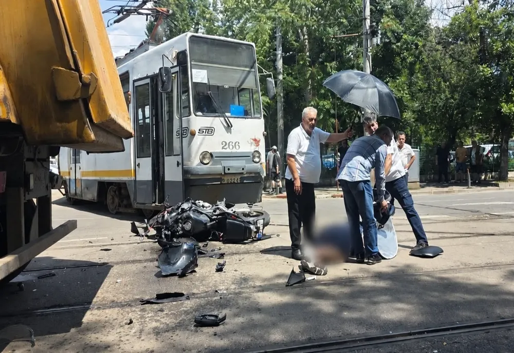 Motociclist mort după un impact violent cu un tramvai, pe Bulevardul Bucureștii Noi