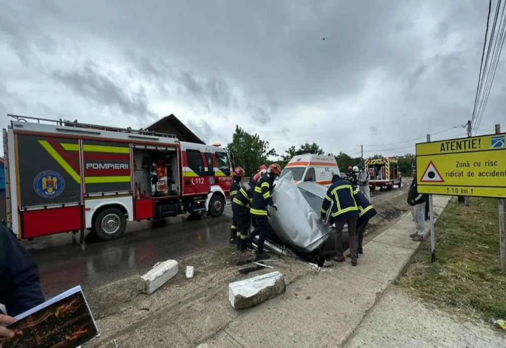 Accident violent în județul Iași. Un tânăr a rămas încarcerat după impactul cu un cap de pod