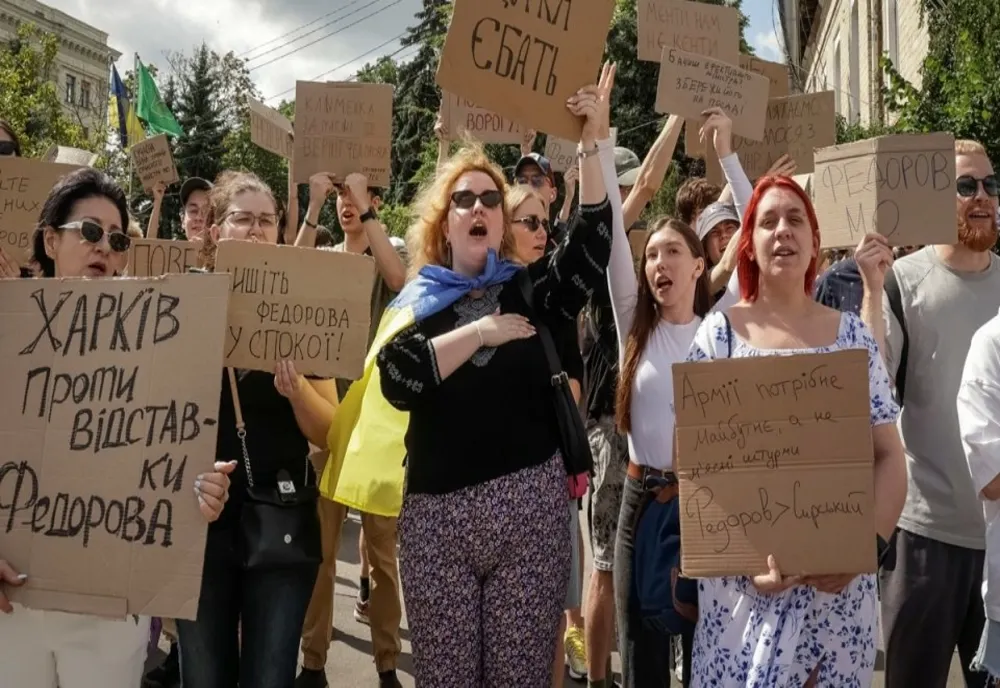 Sute de ucraineni protestează față de plecarea ministrului Apărării