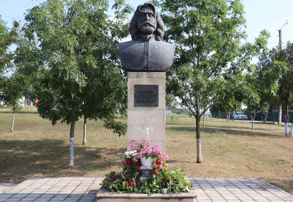 Statuia lui Adrian Păunescu, în pericol. Mesajul fiului său