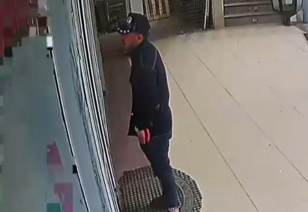 Poliția din Mehedinți cere ajutorul publicului pentru identificarea unui hoț de buzunare filmat în Drobeta-Turnu Severin | VIDEO