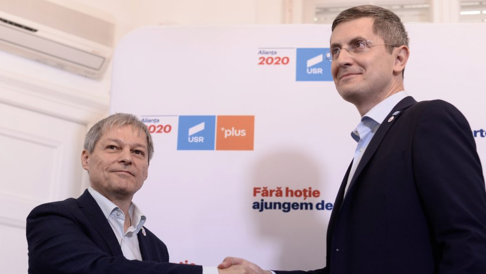SONDAJ. Cioloș sau Barna? Cine e mai vinovat pentru marele scandal din USR?